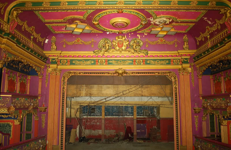 Illustration for article titled Gorgeous Old Movie Theaters That Have Fallen Into Ruin
